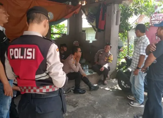 Kapolsek Bojonggede AKP Abdullah Syafiih pimpin olah TKP tawuran di Pabuaran Bojonggede. (Sumber: Dok. Humas Polsek Bojonggede)