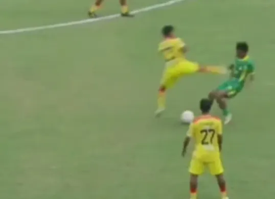 Aksi tendangan brutal di Liga 4 (Sumber: TikTok/amadkhasan78)