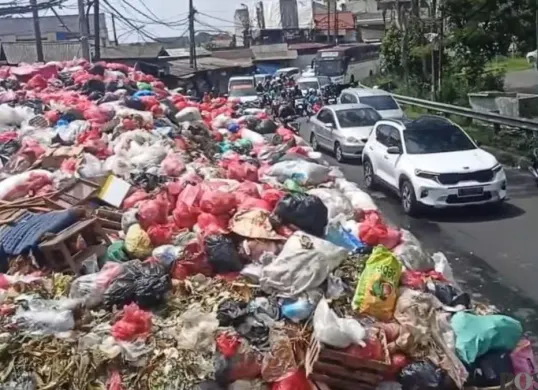 Gunungan sampah di Jalan Dewi Sartika, Kecamatan Ciputat, Kota Tangerang Selatan. (Sumber: Poskota/ Veronica Prasetio)
