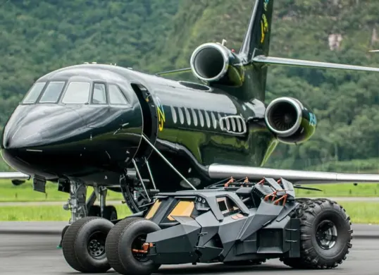 Neymar Jr memamerkan replika Batmobile senilai Rp25 miliar di Instagram. (Sumber: Instagram/@neymarjr)