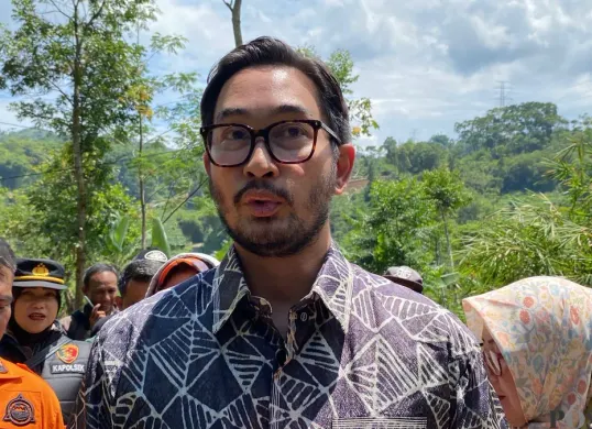 Bupati Bandung Barat (KBB) Jeje Ritchie Ismail, saat memberikan pernyataan kepada sejumlah wartawan, terkait fokus pemda membenahi pelayanan publik di 2026. (Sumber: Poskota | Foto: Gatot Poedji Utomo)