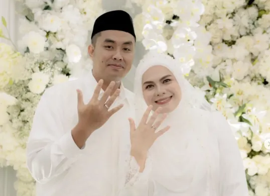 Hj Ananda dan Rifqi Maulana Mansyur saat prosesi pernikahan resmi yang digelar pada 5 Januari 2026, disaksikan keluarga dan kerabat dekat. (Sumber: Instagram/@hj.ananda)