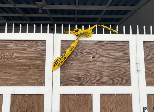 Pagar rumah warga di Kota Bambu Selatan, Palmerah, Jakarta Barat, terlihat bolong seusai terkena tembakan komplotan curanmor, Rabu, 7 Januari 2026. (Sumber: Poskota/Pandi Ramedhan)