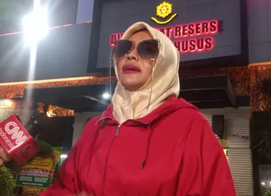 Dokter Samira Farahnaz yang dikenal publik sebagai Dokter Detektif (Doktif) hadir di Polda Metro Jaya, Jakarta Selatan, Rabu, 7 Januari 2026, pukul 18.20 WIB. (Sumber: Poskota | Foto: Ali Mansur)