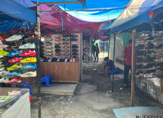 Kondisi Pasar Taman Puring pasca kejadian kebakaran, Rabu, 7 Januari 2026. Terlihat pedagang berjualan dengan hanya bermodalkan tenda. (Sumber: Poskota | Foto: Pandi Ramedhan)