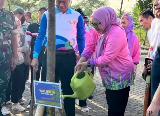 Potret Wali Kota Jakarta Timur, Munjirin (tengah) saat kegiatan penanaman pohon di Waduk Jakarta Garden City (JGC) Side C, Cakung Timur, Jakarta Timur. (Sumber: Poskota/ M. Tegar Jihad)