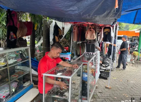 Kondisi Pasar Taman Puring pasca kejadian kebakaran, Rabu, 7 Januari 2026. Terlihat pedagang berjualan dengan hanya bermodalkan tenda. (Sumber: Poskota/Pandi Ramedhan)