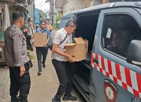 Kapolsek Cinere, Kompol Chairul Saleh bersama Kanit Binmas Polsek Cinere AKP Asmantoro berhasil menyita barang bukti miras dari sebuah rumah warga di tengah pemukiman padat jual secara diam-diam. (Sumber: Poskota/Angga Pahlevi)