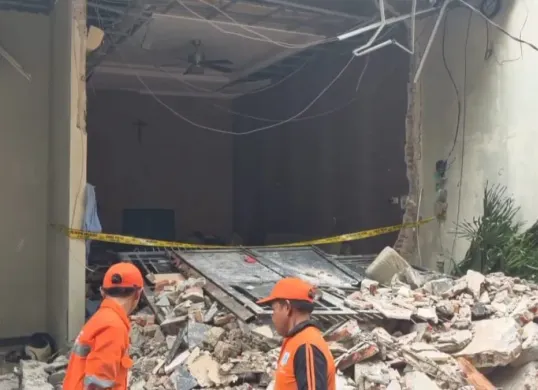 Petugas bersihkan sisa puing ledakan diduga akibat kebocoran tabung gas 12 kilogram yang terjadi di sebuah rumah tinggal berlantai dua di Jalan Jelambar III, Jelambar, Grogol Petamburan, Jakarta Barat pada Rabu, 7 Januari 2025. (Sumber: Istimewa)