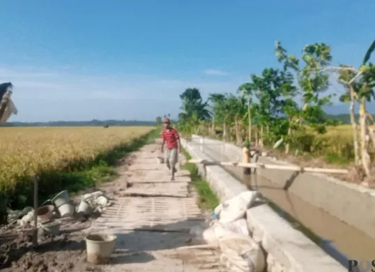 Proyek irigasi DI Cukang Sadang di Kecamatan Pagelaran, Pandeglang, yang dikerjakan oleh PT. Nidya Karya. (Sumber: Poskota/Samsul Fatoni)