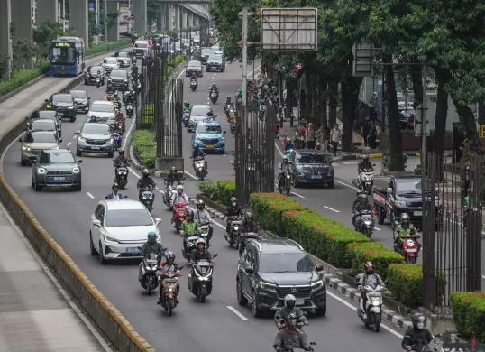 Tiang monorel yang mangkrak di kawasan Rasuna Said, Jakarta, Rabu, 7 Januari 2026. Pemprov DKI Jakarta menindaklanjuti rencana pembongkaran tiang-tiang monorel yang mangkrak selama hampir dua dekade. (Sumber: Poskota | Foto: Bilal Nugraha Ginanjar)