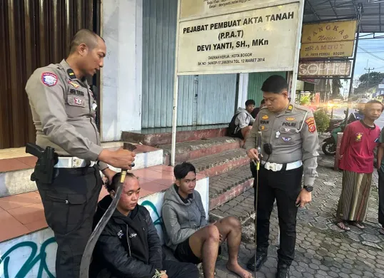 RR dan DA diamankan petugas saat sedang tawuran di wilayah Kedunghalang, Kota Bogor. (Sumber: Polresta Bogor Kota)