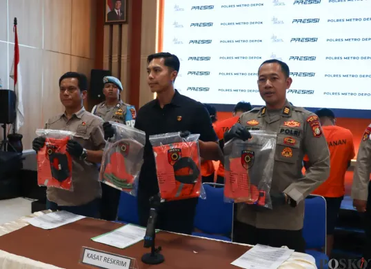 Kasat Reskrim Polres Metro Depok Kompol Made Gede Oka bersama Kasi Humas dan jajaran menunjukkan lima tersangka penganiayaan beserta barang bukti yang berhasil disita. (Sumber: Poskota/Angga Pahlevi)