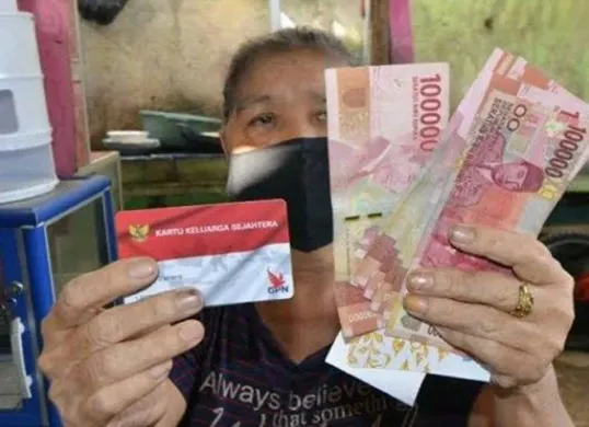 Ilustrasi penyaluran bantuan sosial PKH dan BPNT kepada kelompok rentan sebagai bagian dari program perlindungan sosial pemerintah. (Sumber: Pinterest/@sisarasa)