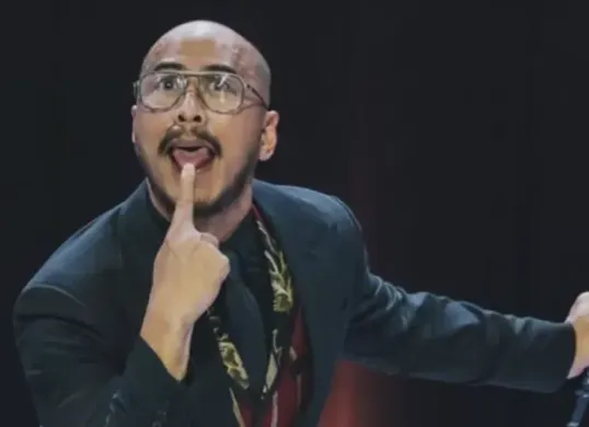 Komika Pandji Pragiwaksono saat tampil dalam pertunjukan stand up comedy Mens Rea yang menjadi sorotan publik dan dilaporkan ke Polda Metro Jaya. (Sumber: Netflix/Mens Rea)