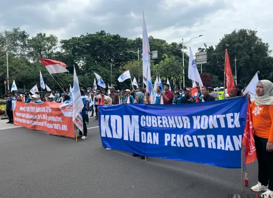 Massa buruh dari KSPI gelar unjuk rasa di Jalan Medan Merdeka Selatan, Jakarta Pusat, terkait kenaikan upah, Kamis, 8 Januari 2026. (Sumber: Poskota/Pandi Ramedhan)
