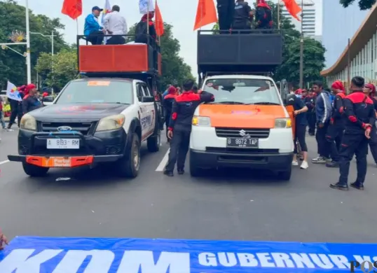 Buruh dari KSPI unjuk rasa terkait UMP DKI Jakarta di Jalan Medan Merdeka Selatan, Jakarta Pusat, Kamis, 8 Januari 2026. (Sumber: Poskota/ Pandi Ramedhan)