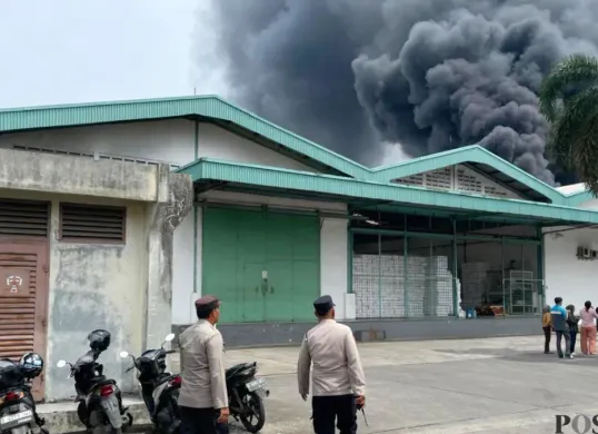 Kebakaran pabrik styrofoam di Kecamatan Panongan, Kabupaten Tangerang. (Sumber: Poskota/ Veronica Prasetio)