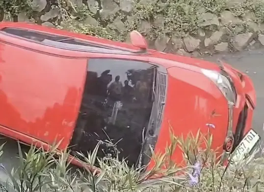 Mobil yang dikemudikan mahasiswi nyebur ke saluran air di Tangerang. (Sumber: Poskota/Veronica Prasetio)