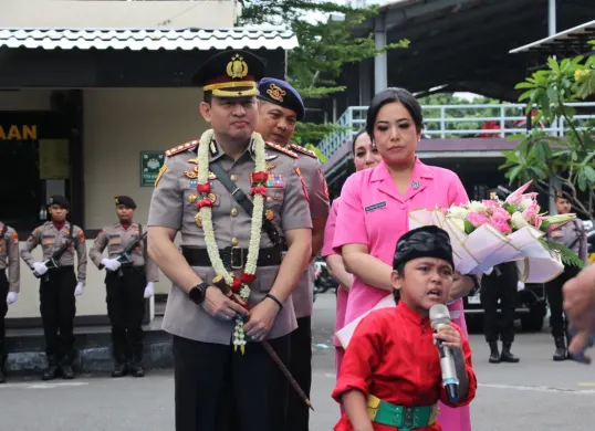 Kapolres Metro Jakarta Pusat, Kombes Pol Dr. Reynold E.P. Hutagalung disambut tadisi palang pintu dan upacara farewell, Kamis, 8 Januari 2026. (Sumber: Istimewa)