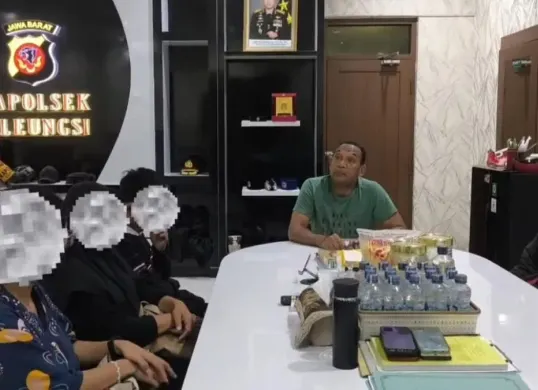 Kapolsek Cileungsi Kompol Edison saat melakukan audiensi bersama sepasang kekasih yang hendak melakukan aborsi di kawasan Cibogo, Megamendung, Bogor. (Sumber: Dok. Polsek Cileungsi)