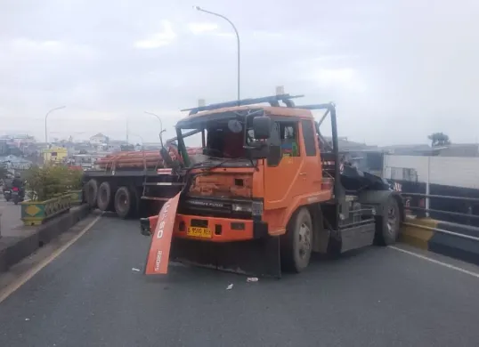 Kecelakaan lalu lintas melibatkan truk tronton bermuatan besi terjadi di Flyover Ciputat, Tangerang Selatan, pada Kamis, 8 Januari 2026. (Sumber: Dok. Polsek Ciputat Timur)