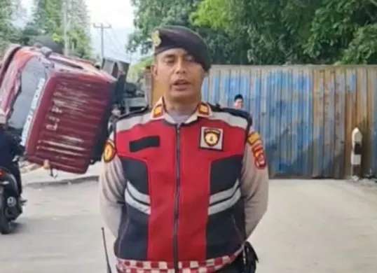 Kondisi truk box terguling tutup penuh akses jalan AMD Pandeglang, Banten. (Sumber: Dok. Warga)