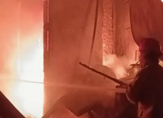 Petugas saat memadamkan api di rumah industri pengecatan sparepart motor di wilayah Citeureup, Kabupaten Bogor. (Sumber: Dok. Damkar Bogor)