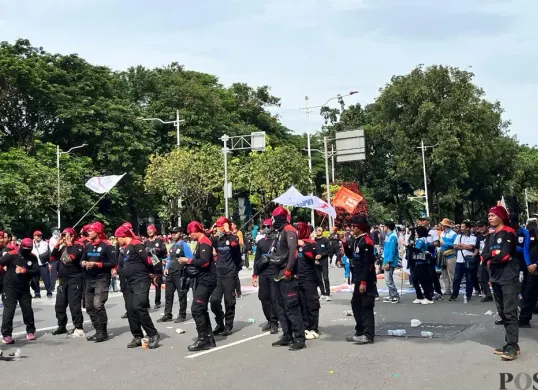 Masa aksi buruh saat memprotes UMP Jakarta 2026 di Jalan Medan Merdeka Selatan, Jakarta Pusat, Kamis, 8 Januari 2026. (Sumber: Poskota/M Tegar Jihad)