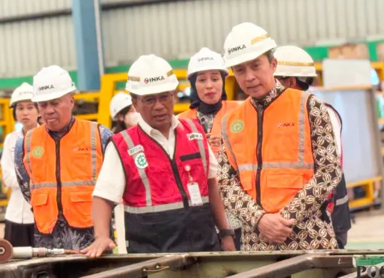 Wali Kota Bogor Dedie A. Rachim (kanan) saat mengunjungi pabrik PT INKA di Banyuwangi untuk merealisasikan transportasi modern berbasis trem. (Sumber: Poskota/Giffar Rivana)