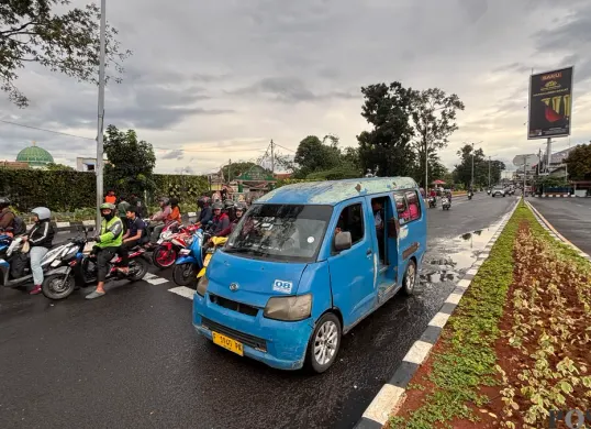 Ilustrasi - Angkot 08, jurusan Cibinong-Pasar Anyar beroperasi di Jalan Raya Bogor. (Sumber: Poskota/Giffar Rivana)