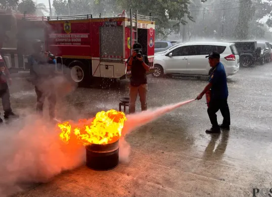Petugas Damkar memberikan edukasi penanganan kebakaran kepada jurnalis di Mako Damkar, Cibinong, Jumat 9 Januari 2026. (Sumber: Poskota/Giffar Rivana)