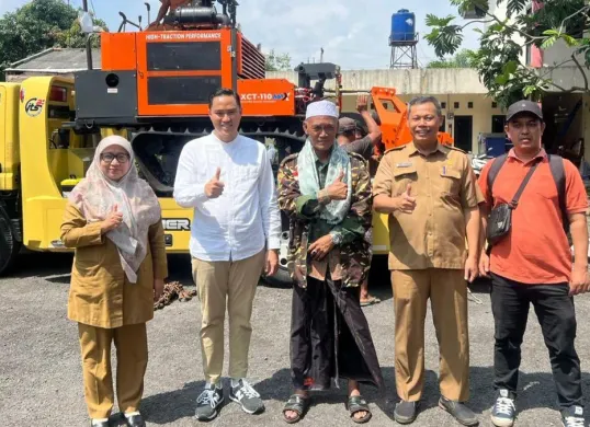 Anggota DPRD Jabar, Abdul Karim menyerahkan bantuan alat dan mesin pertanian (alsintan) kepada tiga kelompok tani di Kabupaten Cianjur. (Sumber: Dok. Istimewa)