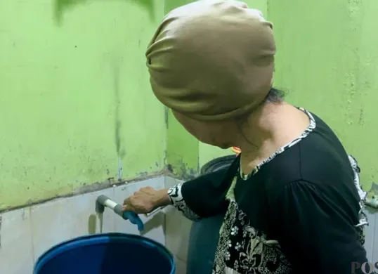 Potret warga di Kelurahan Jembatan Besi, Kecamatan Tambora, Jakarta Barat, sedang menyalakan keran air, Jumat, 9 Januari 2026 (Sumber: Poskota/ Pandi Ramedhan)