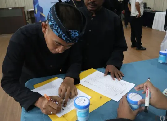 Petugas Rutan Kelas I Tangerang saat melaksanakan tes urine. (Sumber: Poskota/Veronica Prasetio)