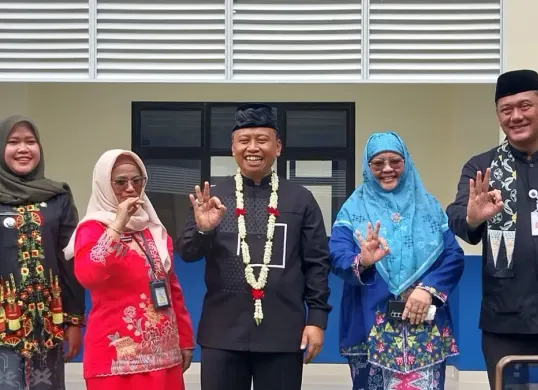 Wali Kota Depok Supian Suri bersama jajaran di tengah acara peresmian gedung SMPN3 Sukmajaya Depok. (Sumber: Dok. Humas Pemkot Depok)