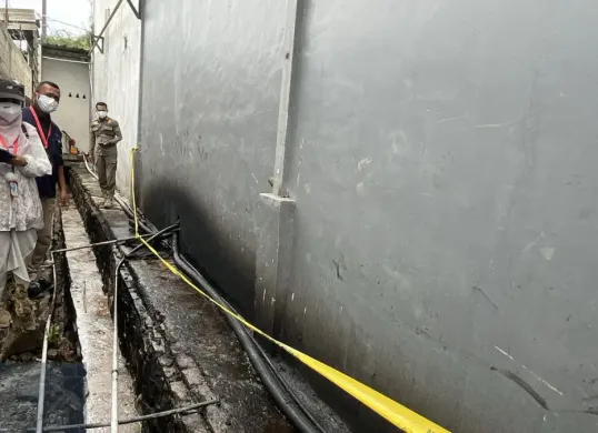 DLH Kabupaten Bogor menyegel PT Mitra Biosfer Indonesia karena membuang sembarangan limbah B3 yang mencemari lingkungan. (Sumber: DLH Kabupaten Bogor)