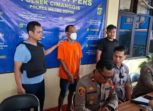 Pelaku pembunuhan seorang juru parkir di Cilangkap, Tapos, Kota Depok berhasil diamankan polisi, beserta sejumlah barang bukti. (Sumber: Poskota/Angga Pahlevi)