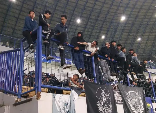 Bobotoh memadati tribun Stadion Gelora Bandung Lautan Api (GBLA), Kecamatan Gedebage, Kota Bandung. (Sumber: Poskota/Gatot Poedji Utomo)