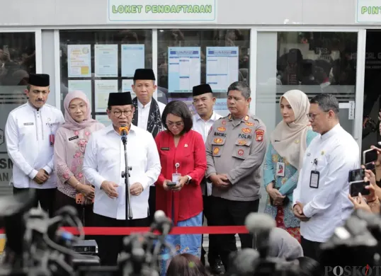 Gubernur DKI Jakarta Pramono Anung saat menyambangi Puskesmas Kebayoran Lama, Jakarta Selatan, Jumat, 9 Januari 2026. (Sumber: Poskota/Pandi Ramedhan)