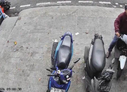 Pelaku pencuri tab mahasiswa di kos Jalan Pembangunan Barat, Rawamangun, Jakarta Timur, Sabtu, 10 Januari 2025 pagi. (Sumber: Istimewa)