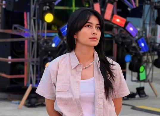 Sintya Marisca membuat warganet terkejut setelah membagikan foto kebersamaan yang pamer cincin dengan seorang pria di akun Instagram pribadinya, pada Sabtu, 10 November 2026. (Sumber: Instagram/@sintyamarisca)