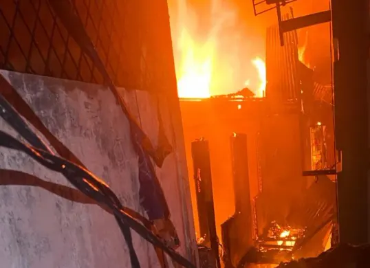 Kebakaran melahap bangunan rumah tinggal dan konveksi di RW 09 Kelurahan Jembatan Besi Kecamatan Tambora, Jakarta Barat, Minggu, 10 Januari 2026. (Sumber: Gurkarmat Jakarta Barat)