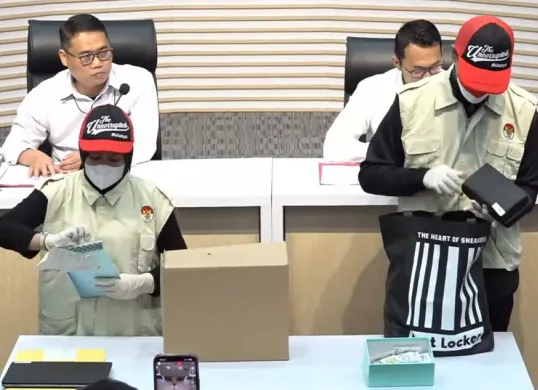 Konferensi pers Komisi Pemberantasan Korupsi (KPK) terkait penetapan lima orang sebagai tersangka dalam kasus suap pajak di Kantor Pelayanan Pajak (KPP) Madya Jakarta Utara, Minggu, 11 Januari 2026 (Sumber: YouTube/ KPK)