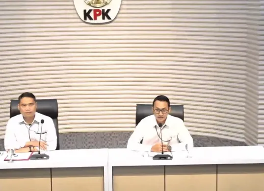 Potret penyidik KPK saat mengumumkan daftar tersangka kasus suap KPP Madya Jakarta Utara. (Sumber: YouTube/KPK)