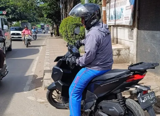 Ilustrasi pengendara motor yang melawan arah. (Sumber: WMS)