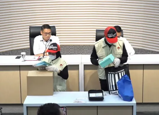 Konferensi pers Komisi Pemberantasan Korupsi (KPK) dalam kasus suap di lingkungan KPP Madya Jakarta Utara. (Sumber: YouTube/ KPK)