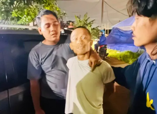Poilsi saat menangkap TH di kawasan Ciseeng, usai melarikan diri setelah melakukan pembacokan kepada Pasutri di wilayah Cibungbulang, Kabupaten Bogor. (Sumber: Polres Bogor)