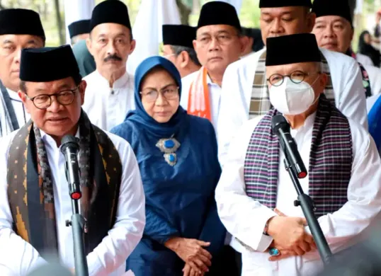 Gubernur DKI Jakarta, Pramono Anung (kiri) saat ziarah ke Makam M.H. Thamrin, Minggu, 11 Januari 2026 (Sumber: Kominfo)