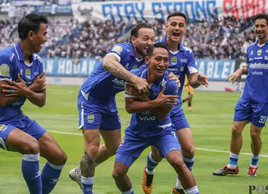 Potret pemain Persib Bandung saat melakukan selebrasi usai mencetak gol ke gawang Persija Jakarta  pada Minggu, 11 Januari 2026. (Sumber: Poskota/Bilal Nugraha Ginanjar)